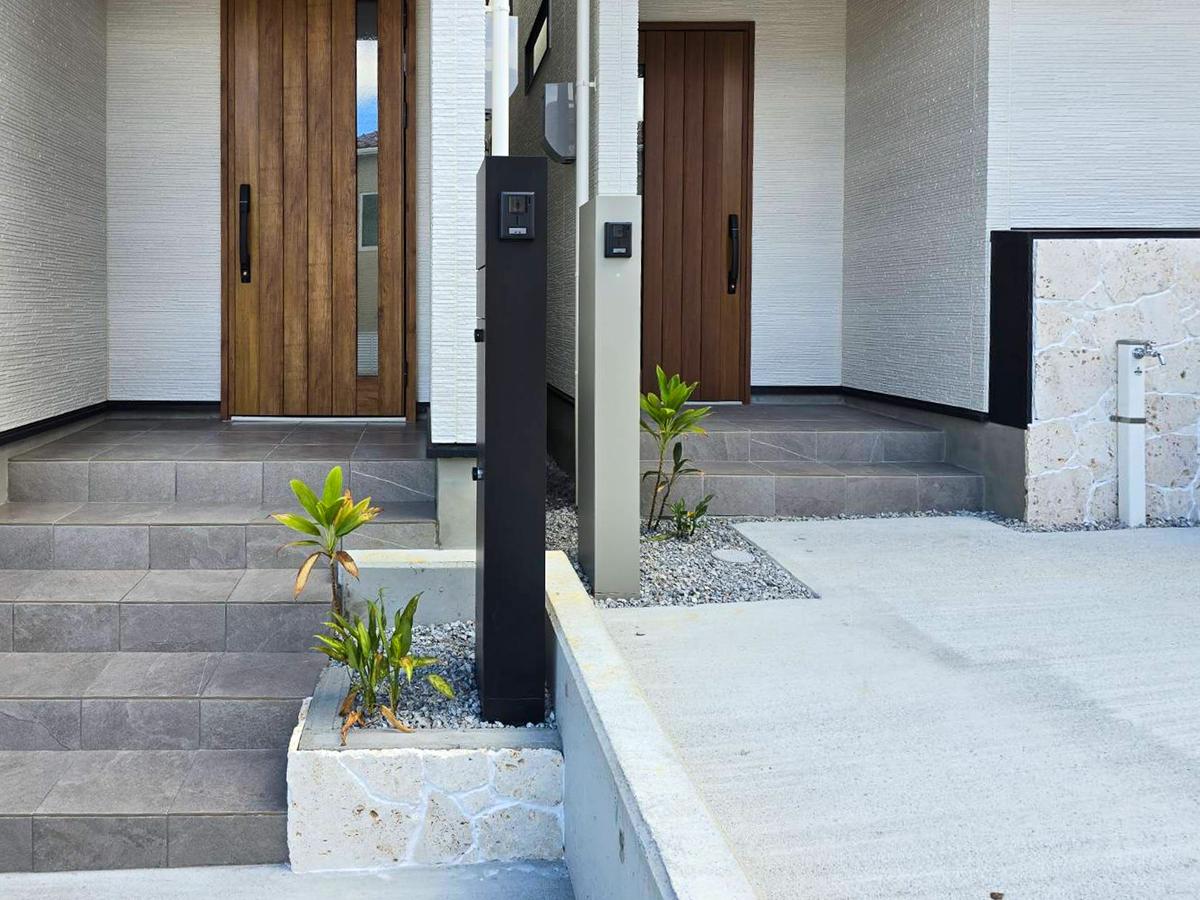 玄関アプローチ・機能門柱 - 那覇市首里